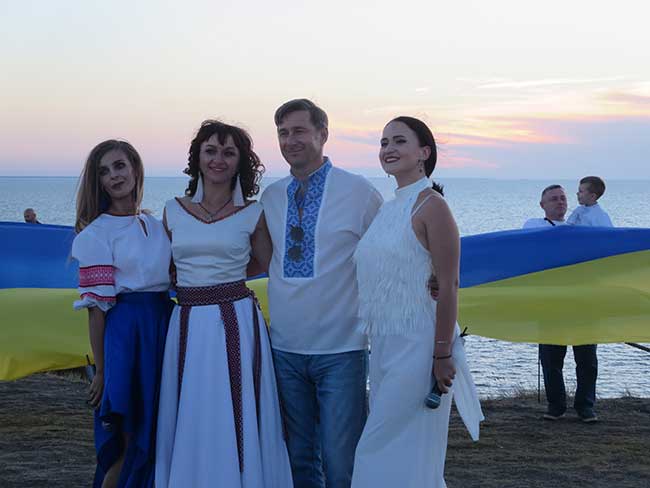 Олександр Кнмга з артистами театру